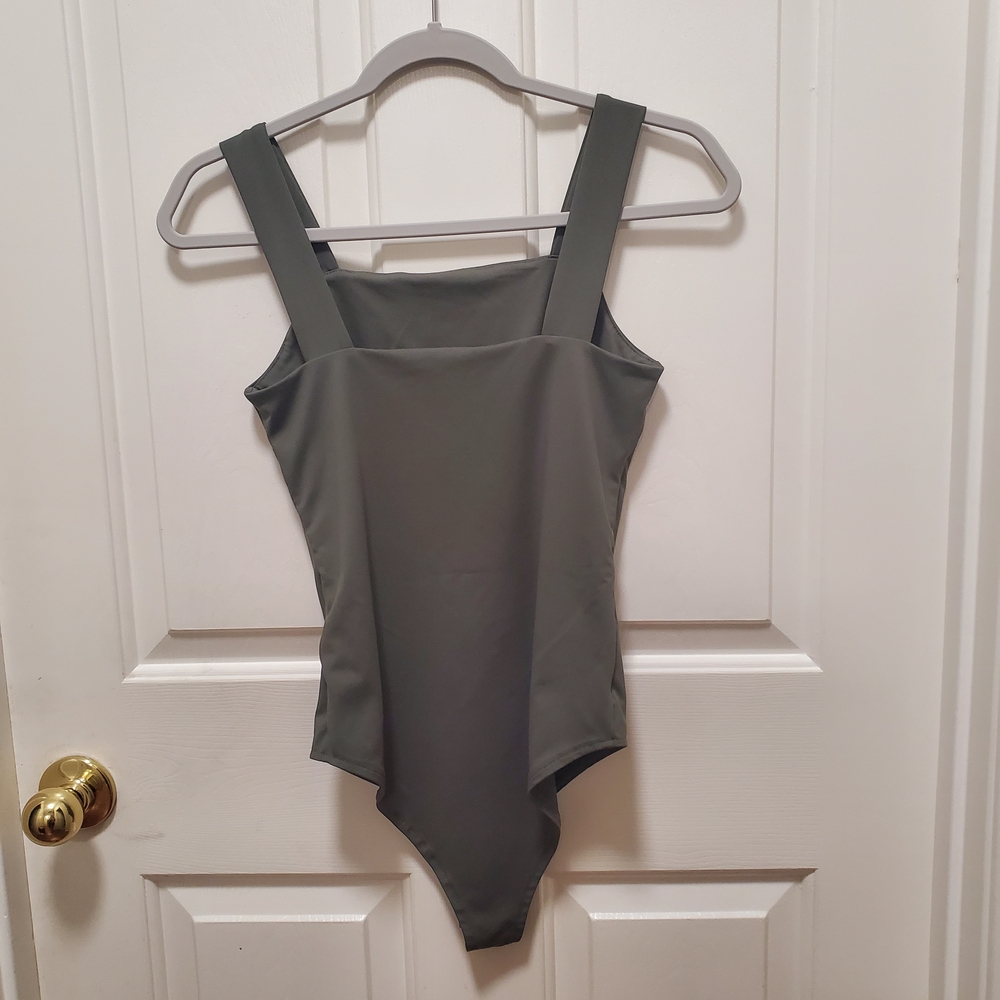 ReoRia Olive Green‎ Fitted Sleeveless Bodysuit - Picture 3 of 4